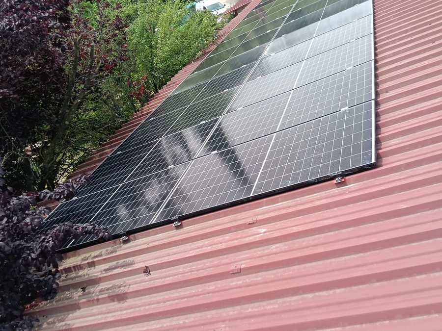 Pannelli fotovoltaici su un tetto in lamiera