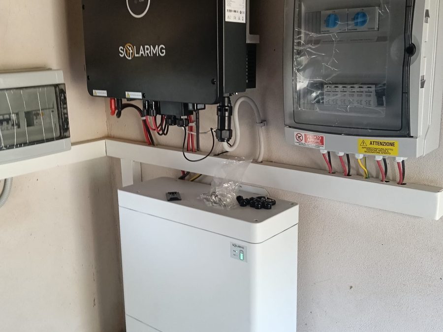 Inverter, quadro e batterie di accumulo appena montati