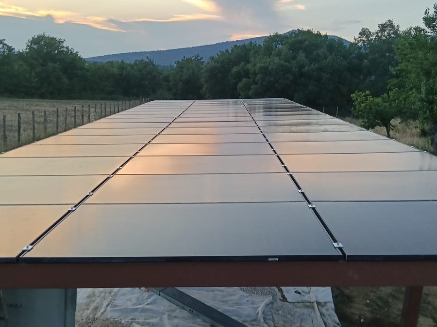 Pannelli fotovoltaici su una pergola, al tramonto