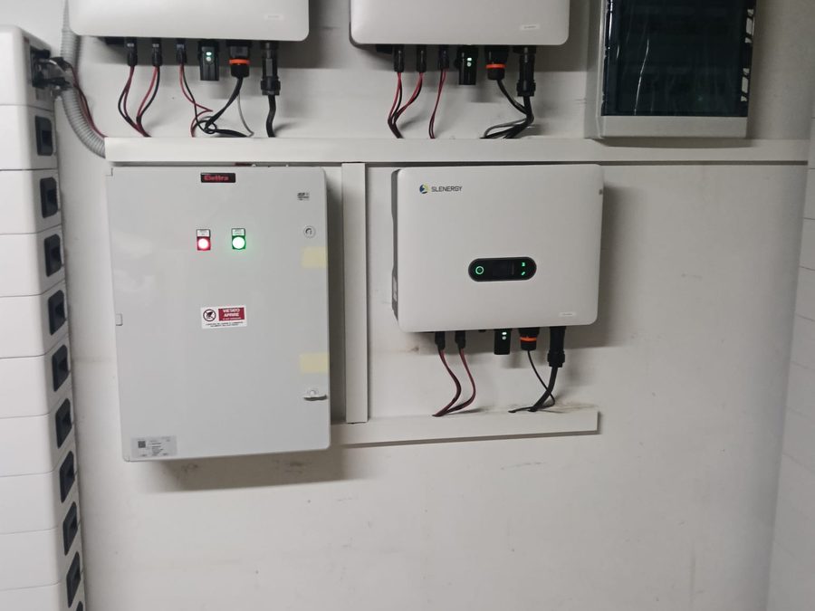 Inverter e batterie di accumulo per il fotovoltaico, in un garage