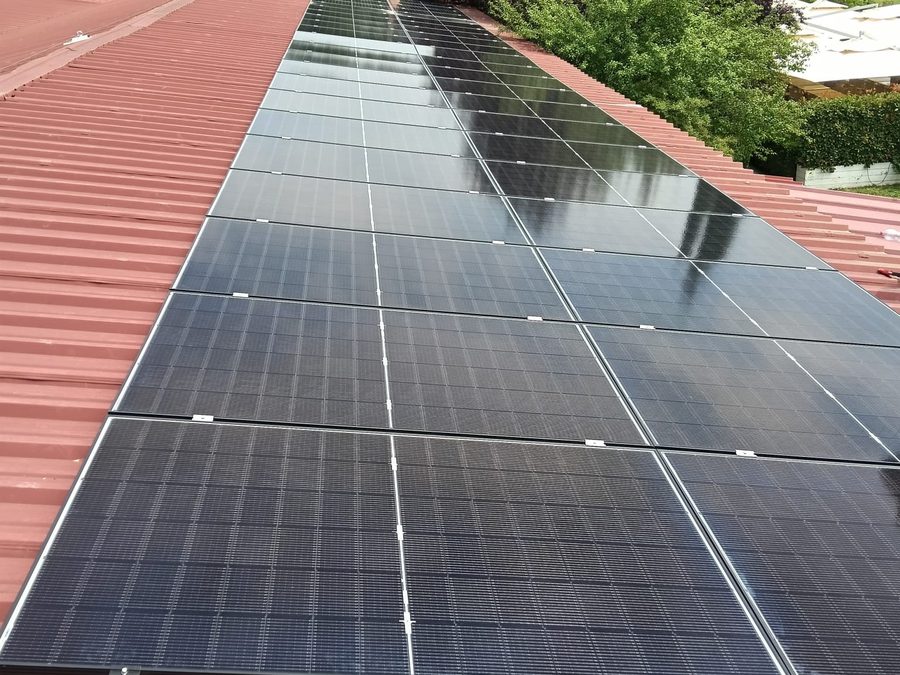 Pannelli fotovoltaici su un tetto in lamiera, da vicino